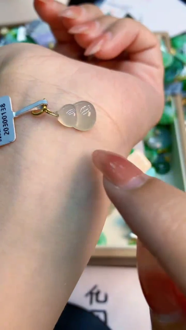 翡翠未镶嵌颈饰           1