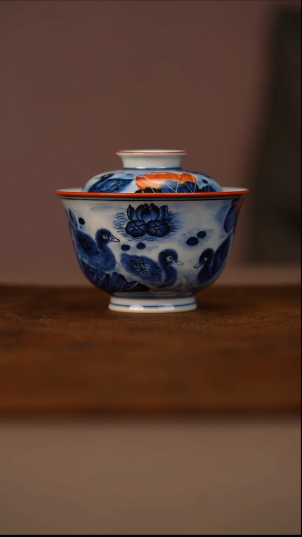 瓷又见春风青花矾红鸭子盖碗