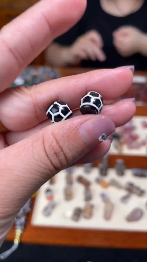 玛瑙/玉髓颈饰未镶嵌35兽甲对珠