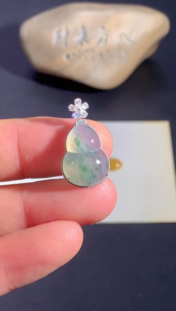 颈饰18K金镶嵌翡翠