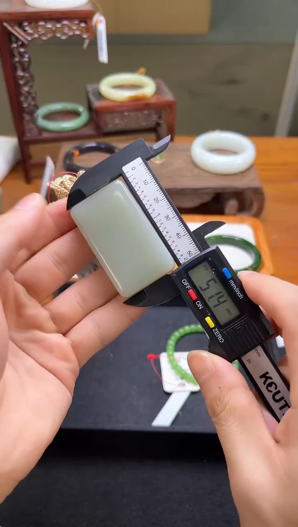 吊坠(不含链)未镶嵌和田玉且末青白 无事牌