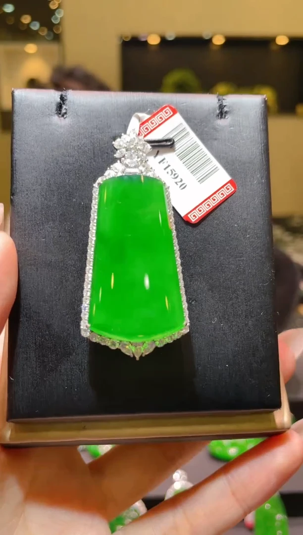 【闪购商品】翡翠吊坠(赠链)18K金镶嵌A70