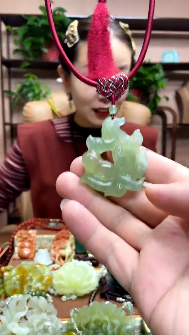 未镶嵌岫玉颈饰·