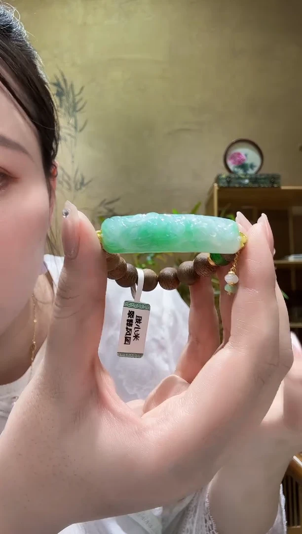 翡翠未镶嵌颈饰手牌