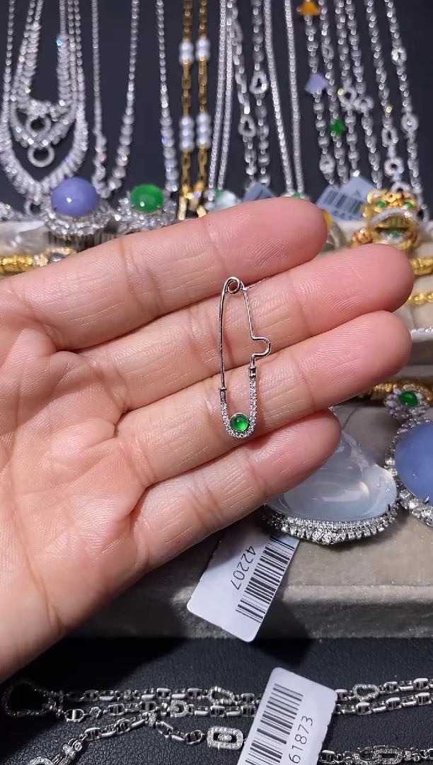 颈饰18K金镶嵌翡翠胸针