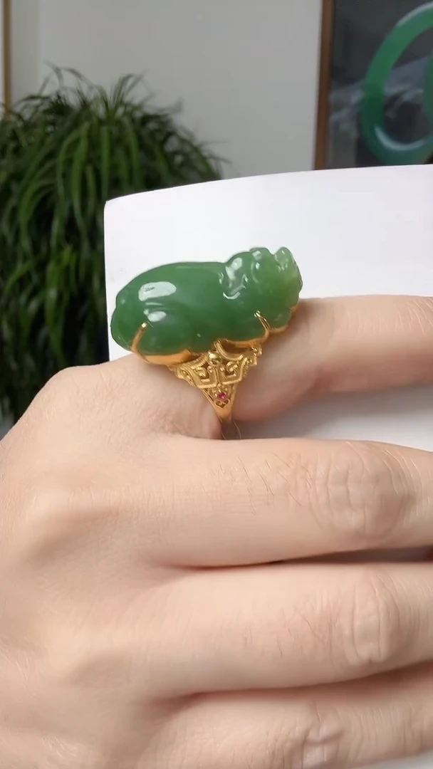 18K金镶嵌戒指和田玉毒**瑰貔貅戒指荣倩