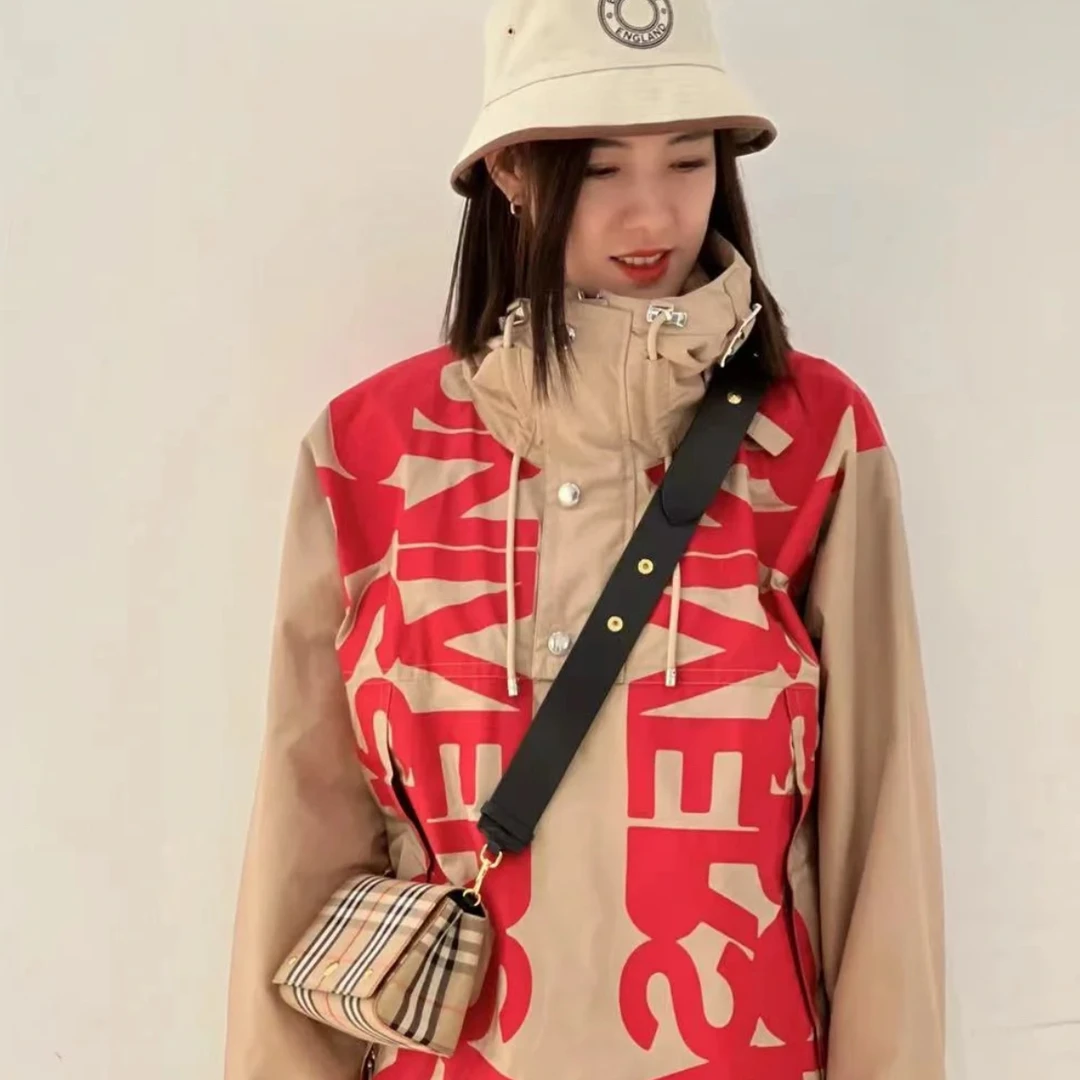 全新未使用 BURBERRY/博柏利 X14305 卡其色风衣外套 XS带吊牌