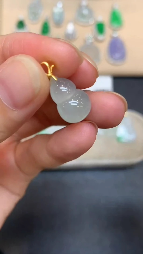 颈饰18K金镶嵌翡翠葫芦【无服务费