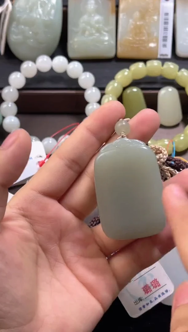 吊坠(不含链)未镶嵌和田玉且末青白 无事牌30441
