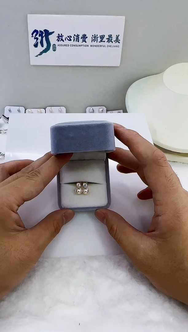 银S925镶嵌海水珍珠DA羽皇金耳钉7 c880