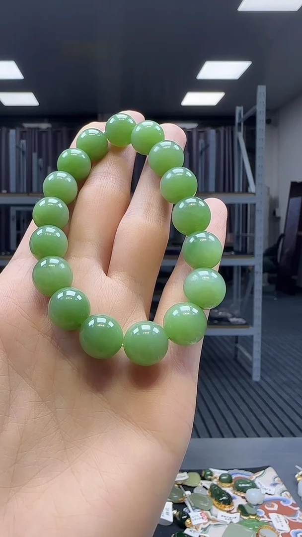 18K金镶嵌和田玉挂件1