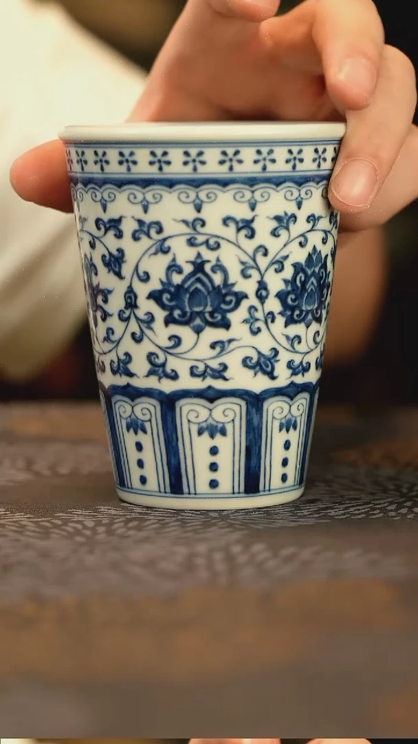 仿明青花缠枝莲可乐杯