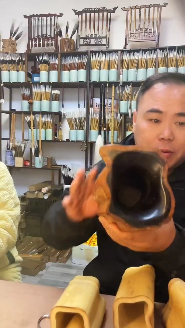 檀木笔筒一个  形状随机