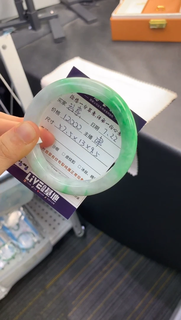翡翠手镯未镶嵌若*退货需手镯吊牌标签完好