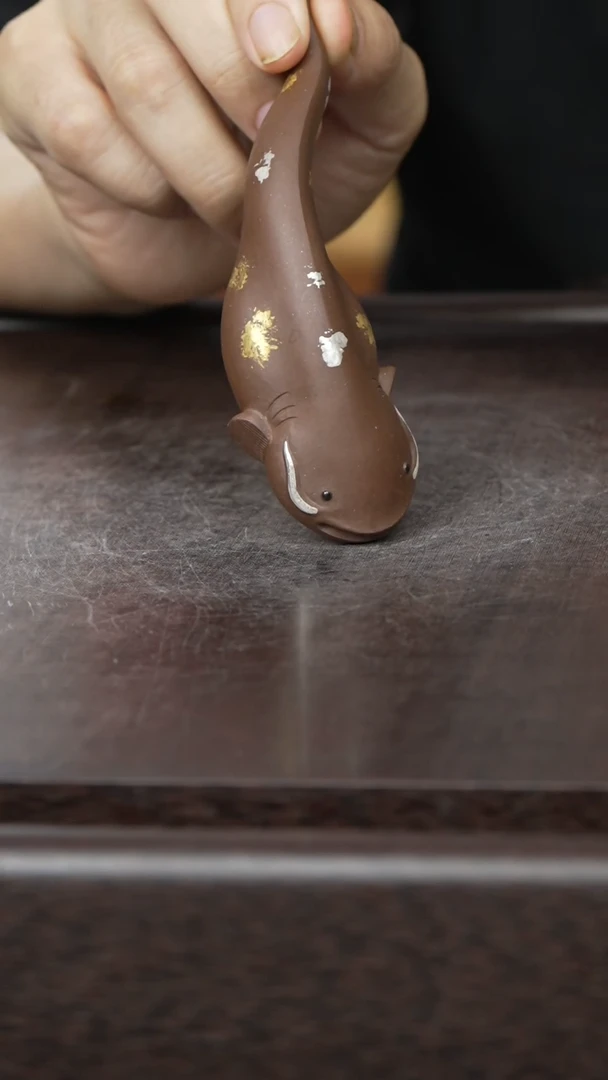 紫砂茶宠描金 鲶鱼
