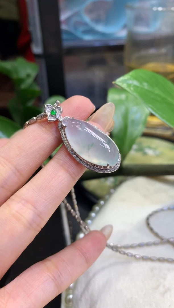 18K金镶嵌挂件翡翠福瓜不含链