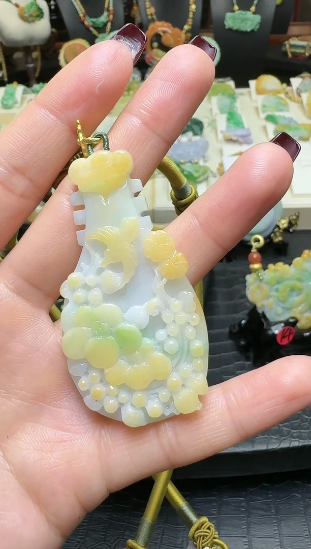 【闪购商品】翡翠颈饰未镶嵌特色黄加绿翡翠