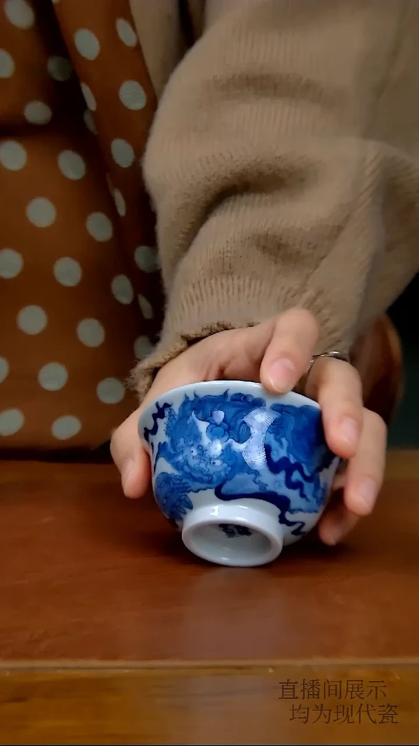 陶瓷狮子戏球压手杯（小）