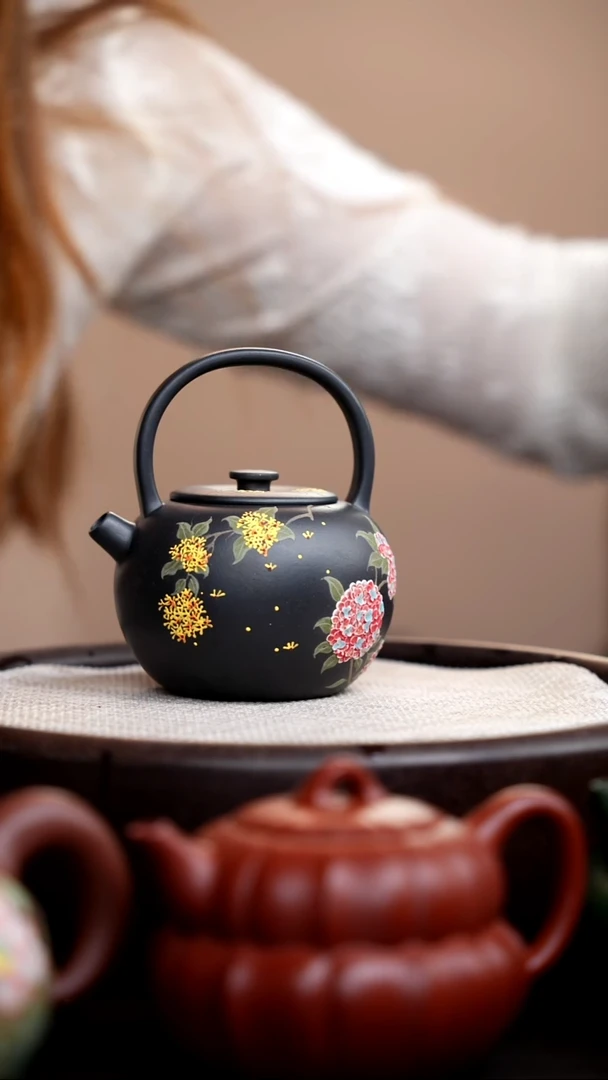 茶壶紫砂云雾天青圆珠提梁泥绘绣球花