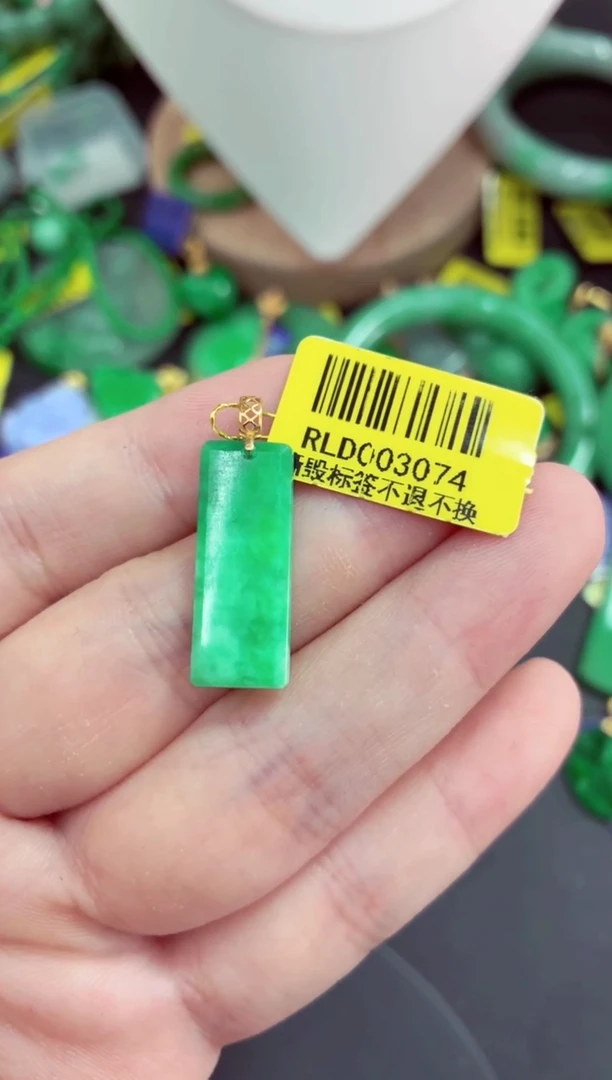 吊坠(不含链)18K金镶嵌翡翠一**子挂件