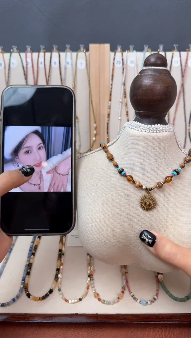 石英质玉合金颈饰太阳