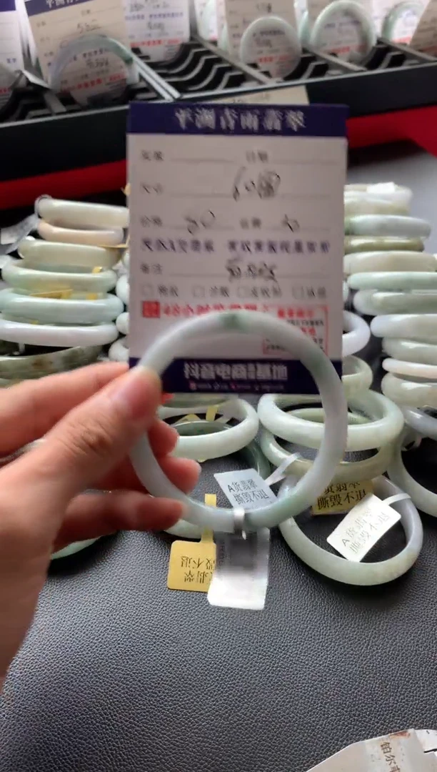 翡翠手镯未镶嵌翡翠手镯