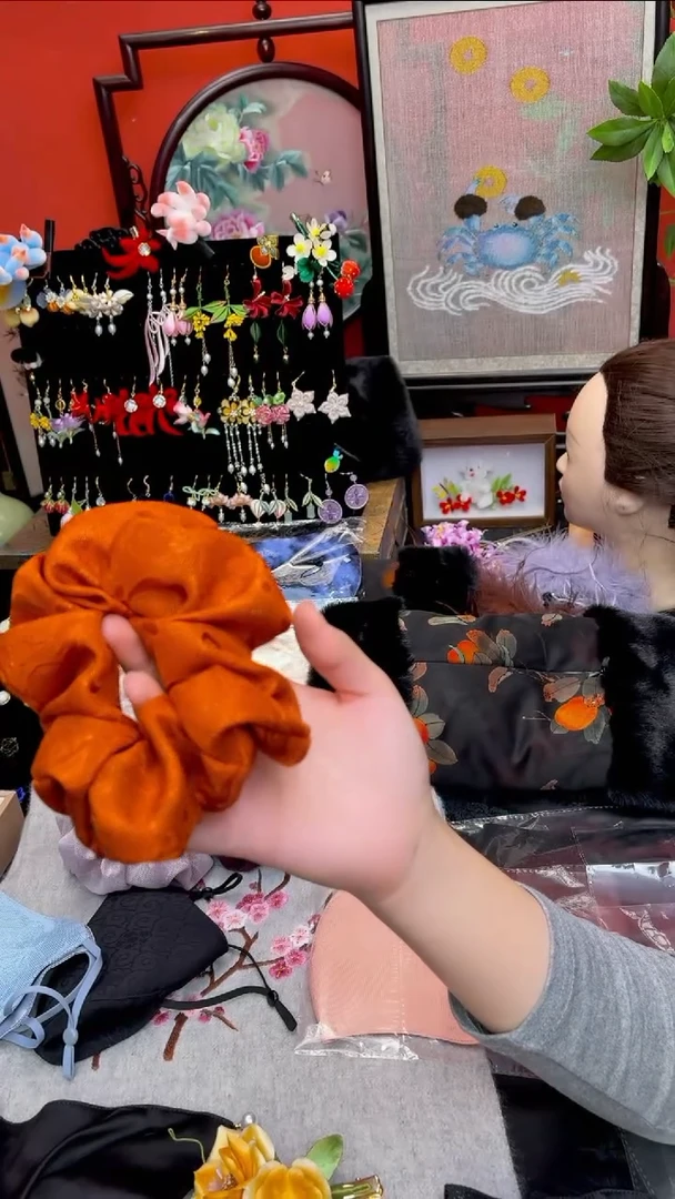 刺绣有***空非遗绒花苏绣饰品