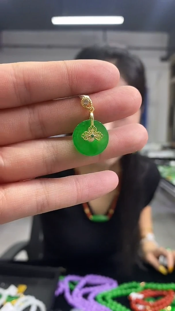 颈饰未镶嵌翡翠多样性发其一颜色微差