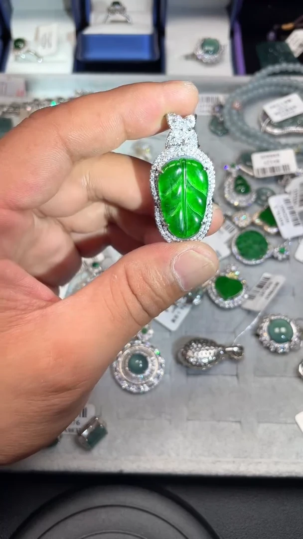 翡翠合金吊坠(赠链)纯天然天然翡翠A货冰种满绿福叶吊坠