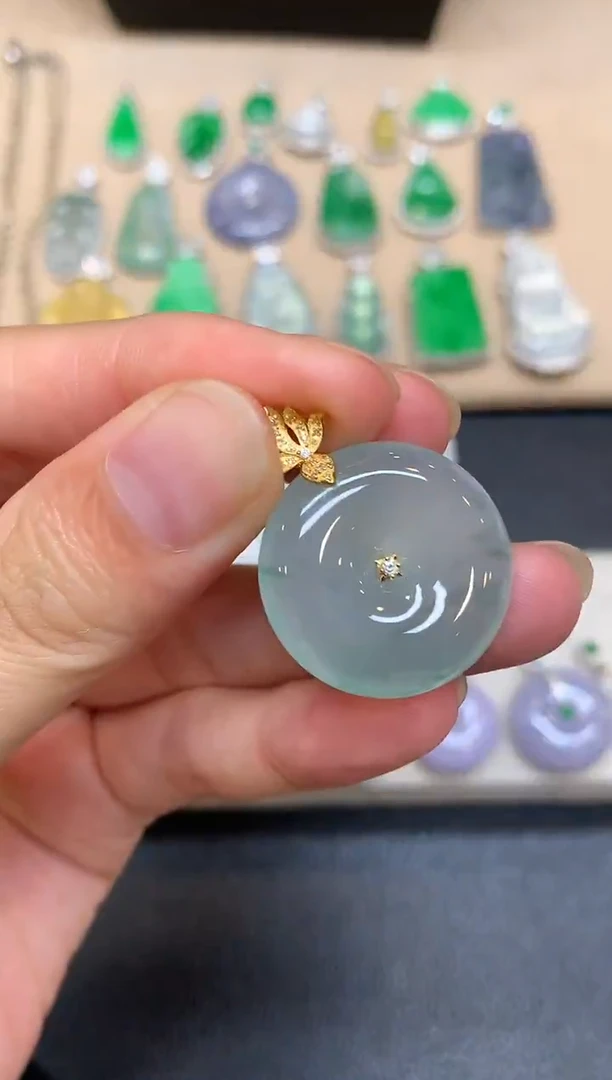 颈饰18K金镶嵌翡翠平安扣【无服务费