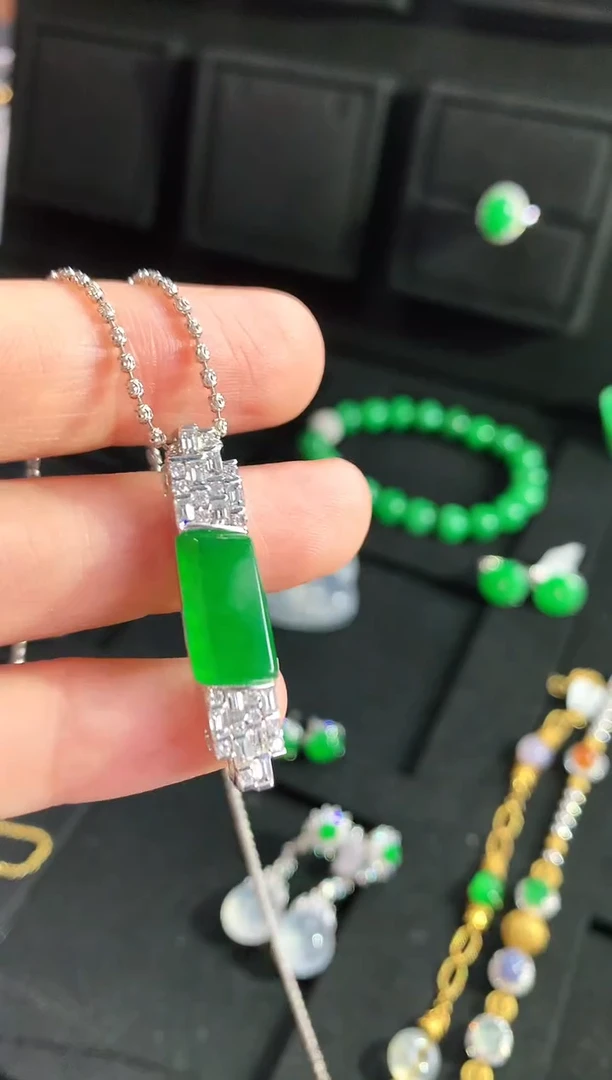 【闪购商品】翡翠吊坠(不含链)18K金镶嵌吊坠