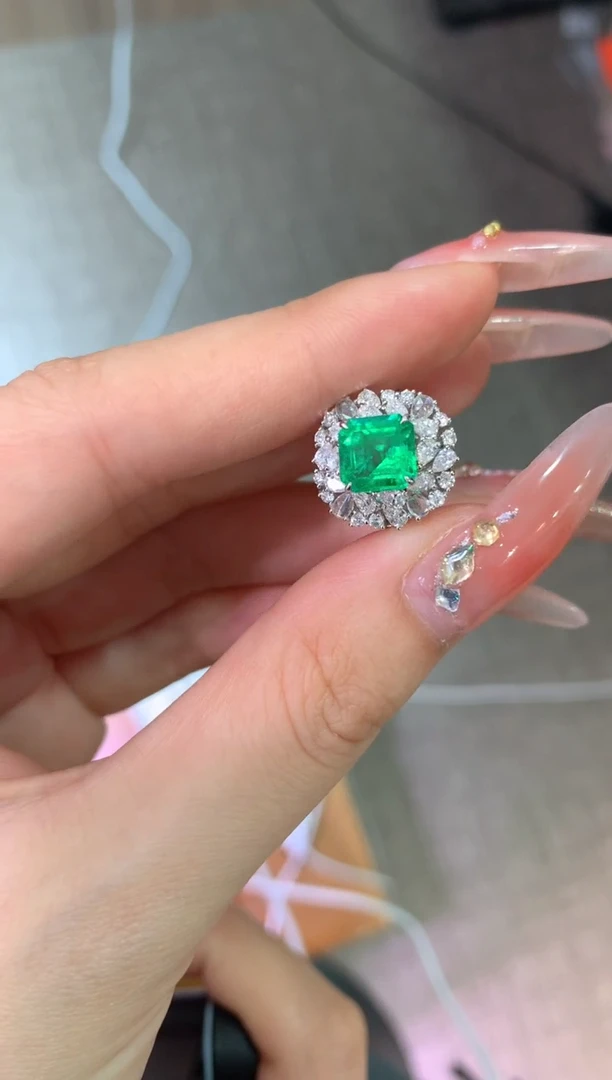 18K金镶嵌戒指祖母绿1.72CT