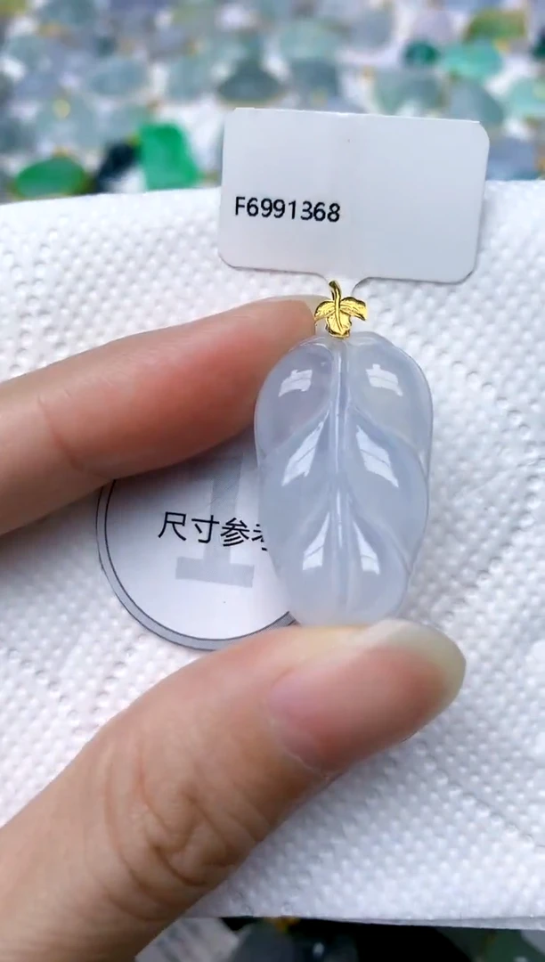 颈饰18K金镶嵌翡翠天然A货翡翠