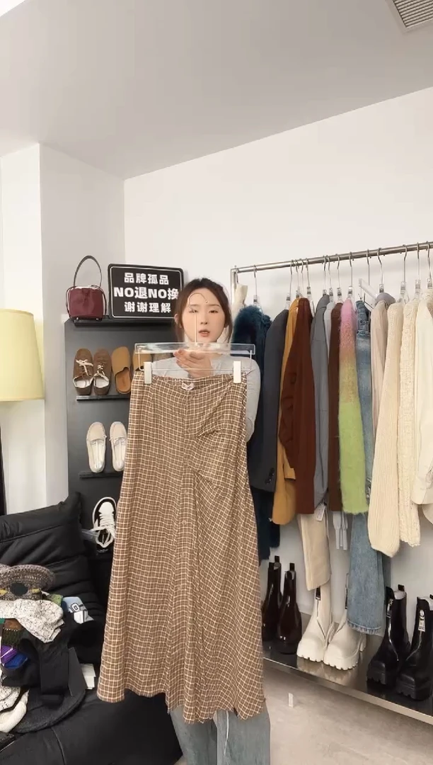 编号022 oioiriri 25款 格子长半裙S码 已开价