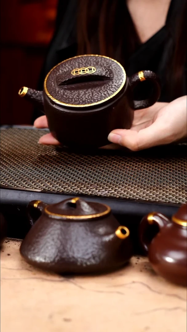 茶壶紫砂四号井茄皮紫泥描金锤纹汉瓦170cc