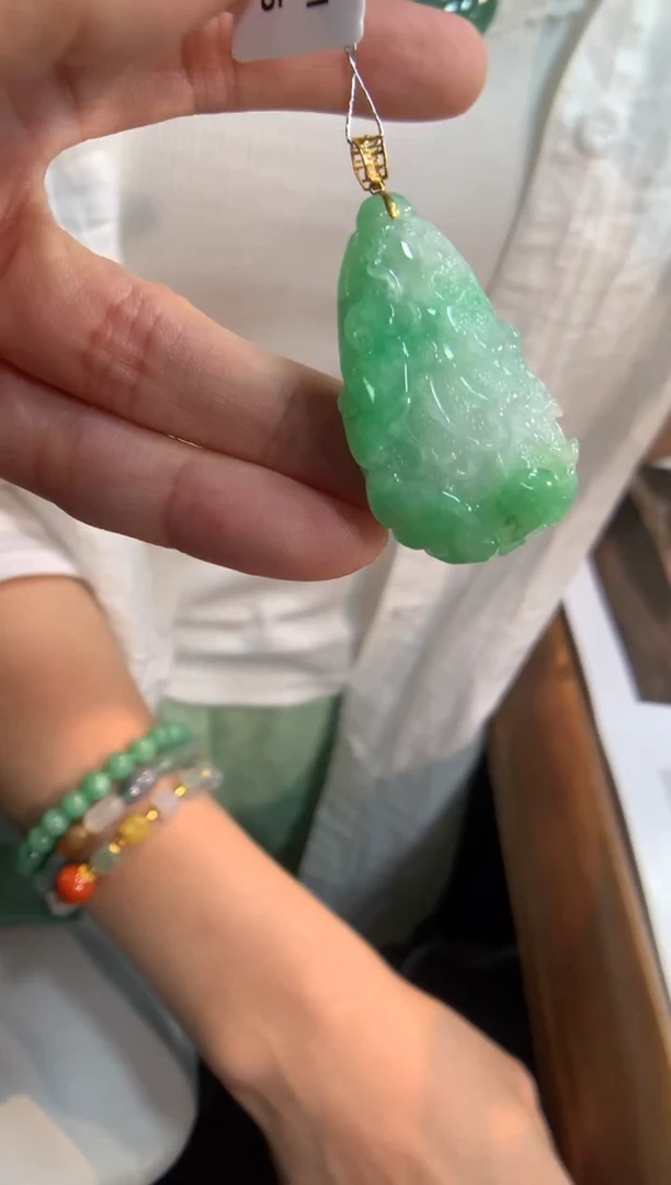 翡翠18K金镶嵌颈饰白菜