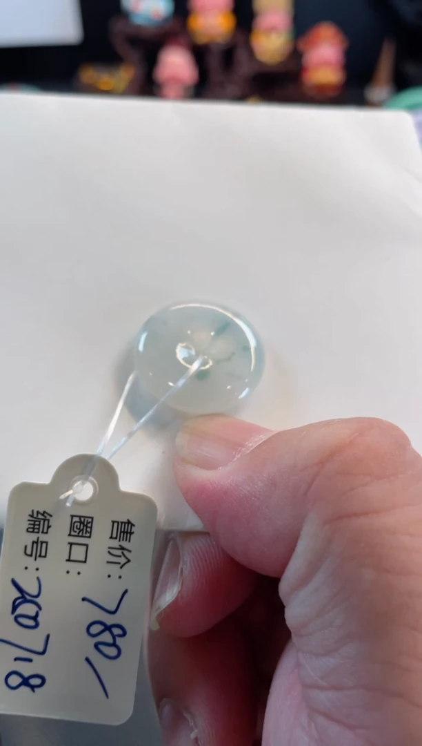 翡翠手镯未镶嵌平安扣