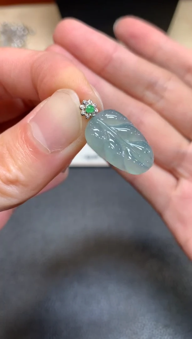 【闪购商品】翡翠颈饰18K金镶嵌叶子【无服务费】