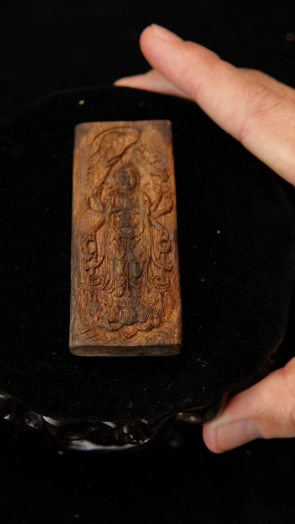 【闪购商品】沉香吊坠海南尖峰岭莺歌绿奇楠雕刻无事牌99沉