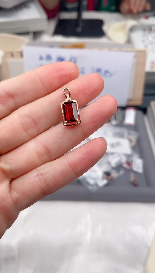 18K金镶嵌颈饰石榴石高货