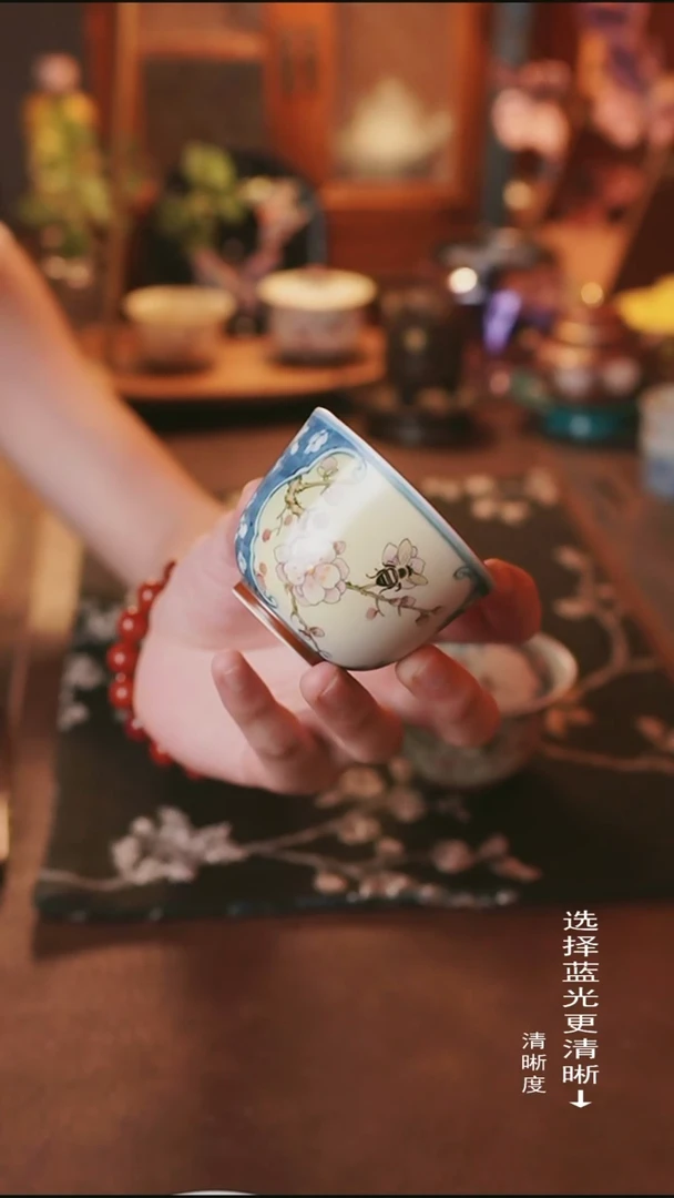 景德镇青花手绘开窗桃花蜜蜂主人杯
