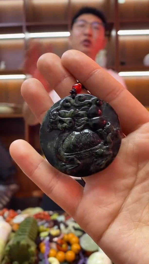 未镶嵌蛇纹石玉吊坠