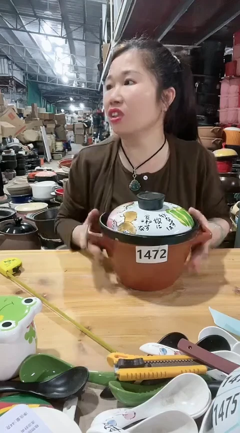 1472瑕疵咖色锅带盖。。