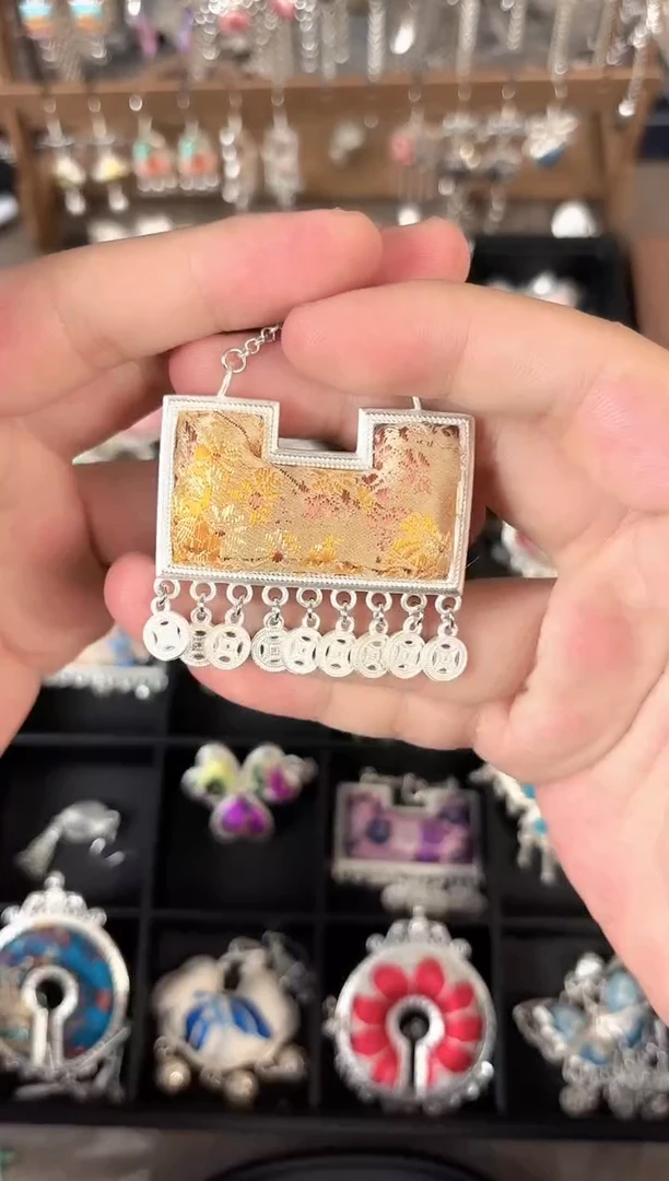 彩云南阁非遗老绣饰品615*