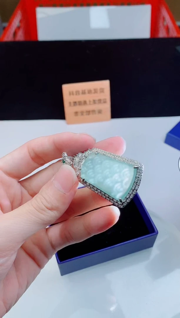 颈饰未镶嵌翡翠