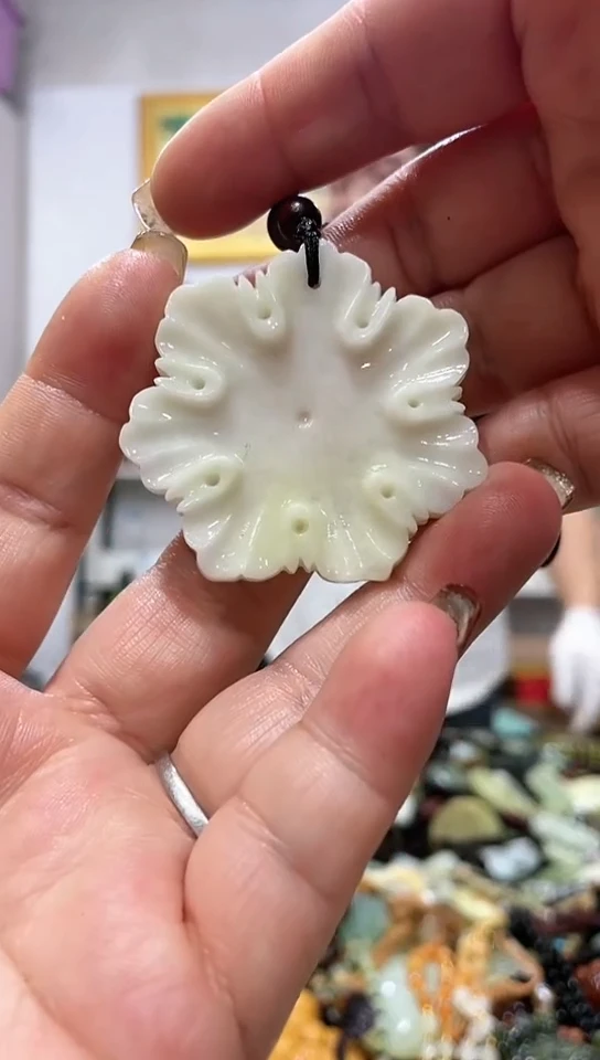 未镶嵌蛇纹石玉吊坠