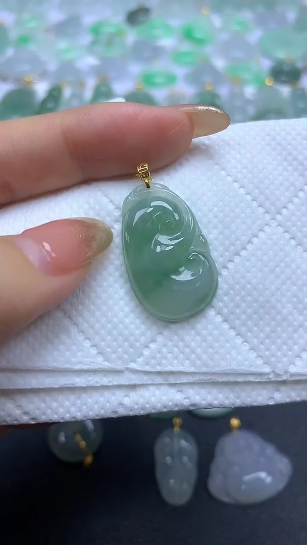 颈饰18K金镶嵌翡翠A货