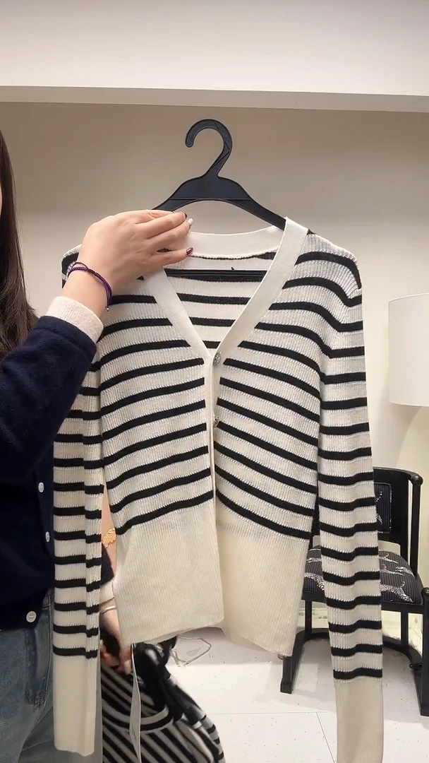 白底黑条纹V领修身开衫