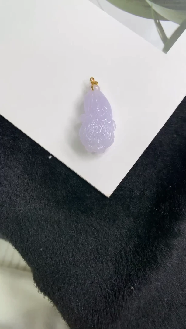 颈饰18K金镶嵌翡翠白菜