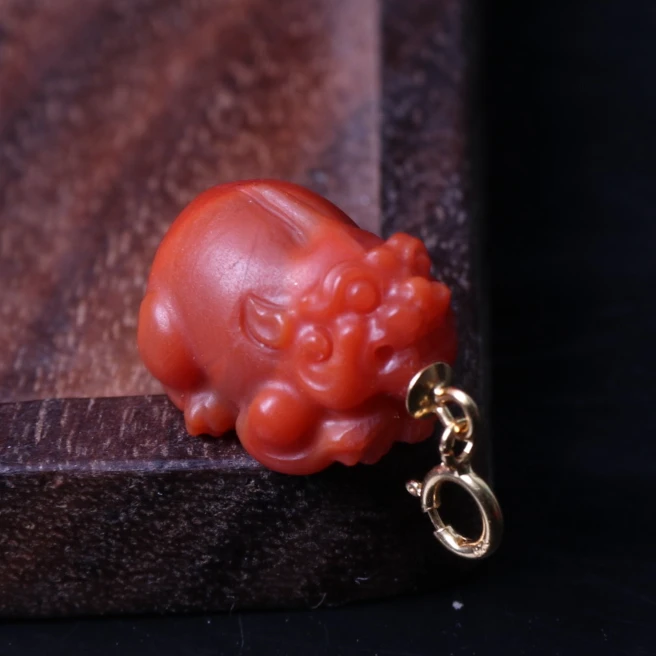 精美南红玛瑙S925银镶嵌雕刻貔貅配饰一个K182